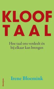 Boek cover met groene achtergrond en de titel KLOOFTAAL in rode letters.
Hoe taal ons verdeelt én bij elkaar kan brengen
Irene Bloemink
